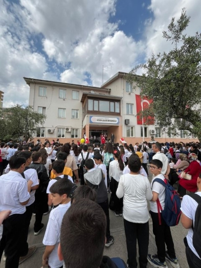 23 Nisanda kahreden görüntü Sevincin değil hüznün hakim olduğu tek yer: Ayser Çalık Ortaokulu