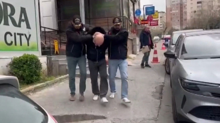 4 ilde 14 adrese eş zamanlı fuhuş baskını Para trafiğiyle izlerini gizlemişler... 52 kadın kurtarıldı