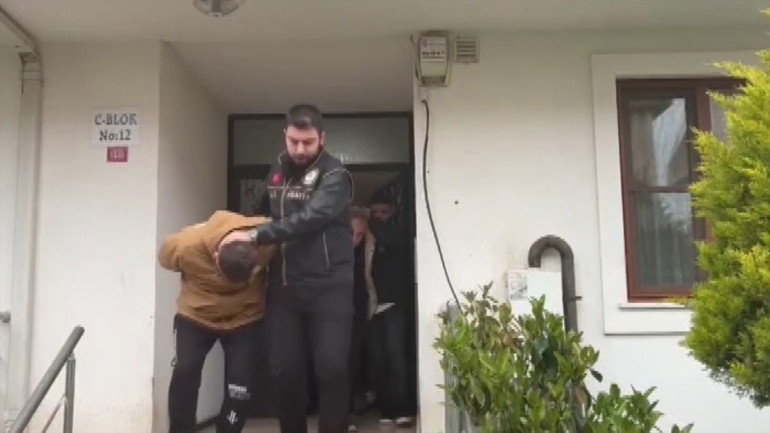 4 ilde 14 adrese eş zamanlı fuhuş baskını Para trafiğiyle izlerini gizlemişler... 52 kadın kurtarıldı