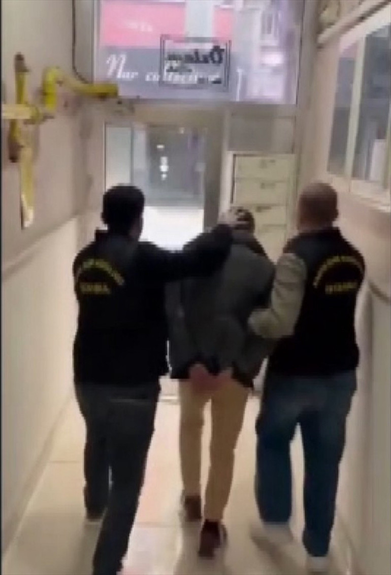 4 ilde 14 adrese eş zamanlı fuhuş baskını Para trafiğiyle izlerini gizlemişler... 52 kadın kurtarıldı