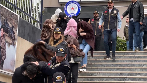 4 ilde 14 adrese eş zamanlı fuhuş baskını! Para trafiğiyle izlerini gizlemişler… 52 kadın kurtarıldı