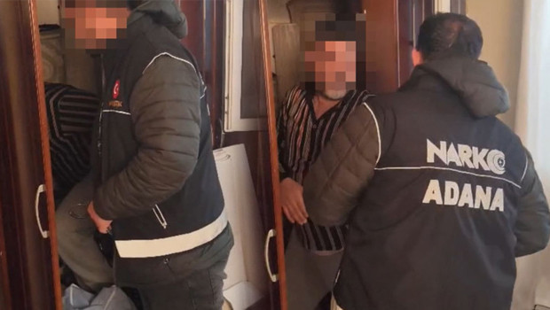 Adana’da 33 firari hükümlü yakalandı! Elbise dolabında çarşafa sarılmış halde yakalandı