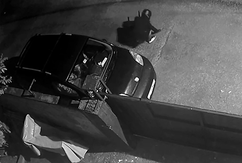 Adanada yüzünü kaskla gizleyen şüpheli, pompalı tüfekle eve ateş açıp kaçtı