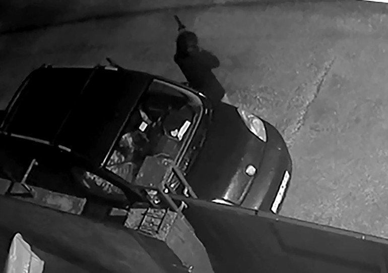 Adanada yüzünü kaskla gizleyen şüpheli, pompalı tüfekle eve ateş açıp kaçtı