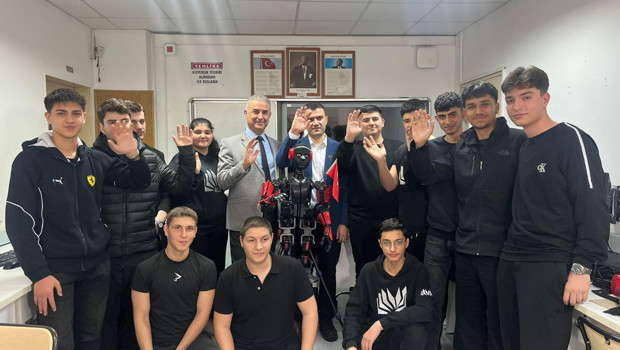 ‘Altan’ robot, öğrencilere rehberlik yapıyor