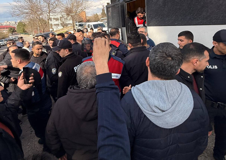 Annesinin cenazesine katılan Jet Fadıl ile jandarmalar arasında gerginlik