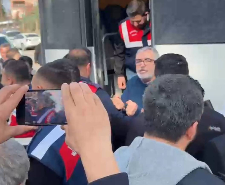 Annesinin cenazesine katılan Jet Fadıl ile jandarmalar arasında gerginlik