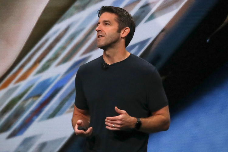 Apple’ın yeni patronu kim Tim Cook sonrası dönemin adı John Ternus