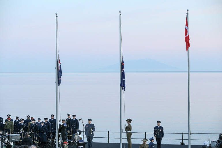 Avustralyalı ve Yeni Zelandalılar Şafak Ayini için Anzak Koyunda