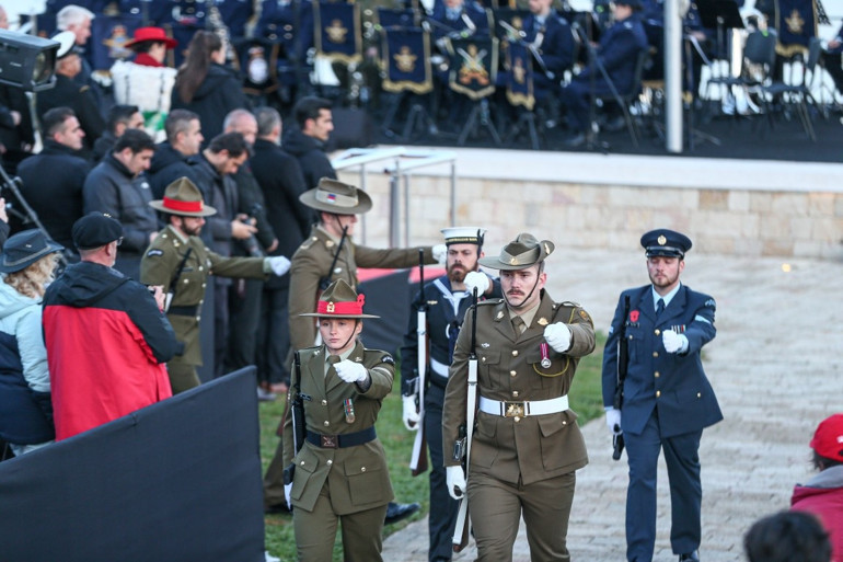 Avustralyalı ve Yeni Zelandalılar Şafak Ayini için Anzak Koyunda