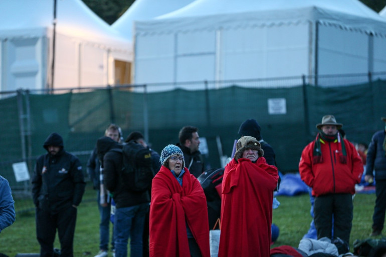 Avustralyalı ve Yeni Zelandalılar Şafak Ayini için Anzak Koyunda
