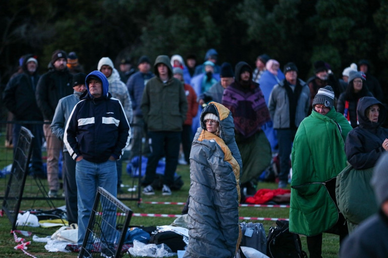 Avustralyalı ve Yeni Zelandalılar Şafak Ayini için Anzak Koyunda