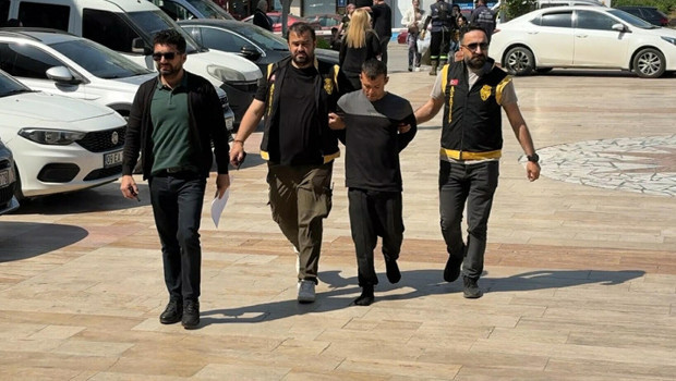 Aydın’da polisi gören firari hükümlü, ayakkabısız kaçmaya çalıştı! Kovalamacayla yakalandı