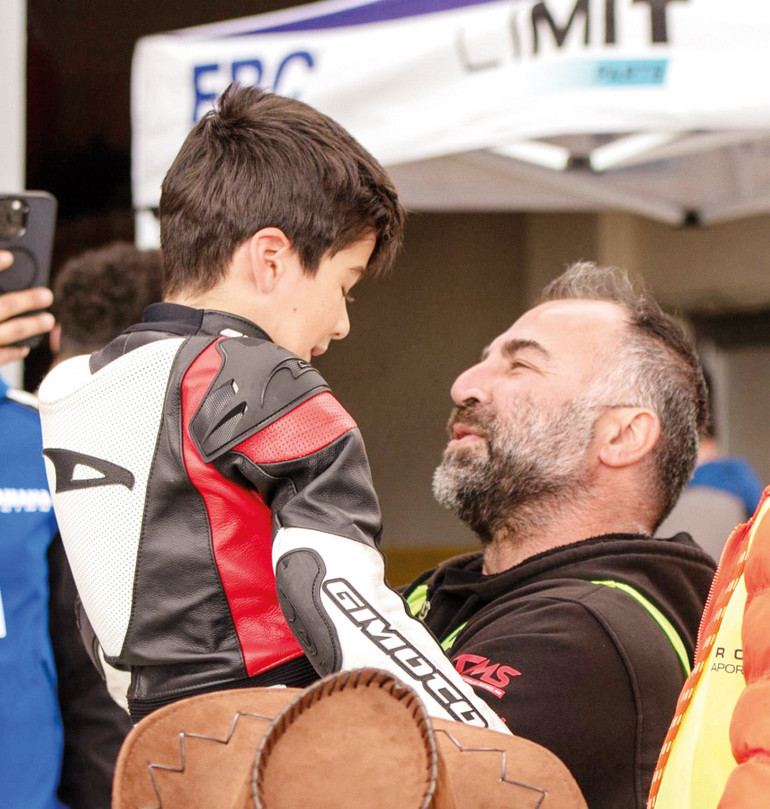 Babadan oğula şampiyonluk... 7 yaşında pistlerin tozunu atıyor