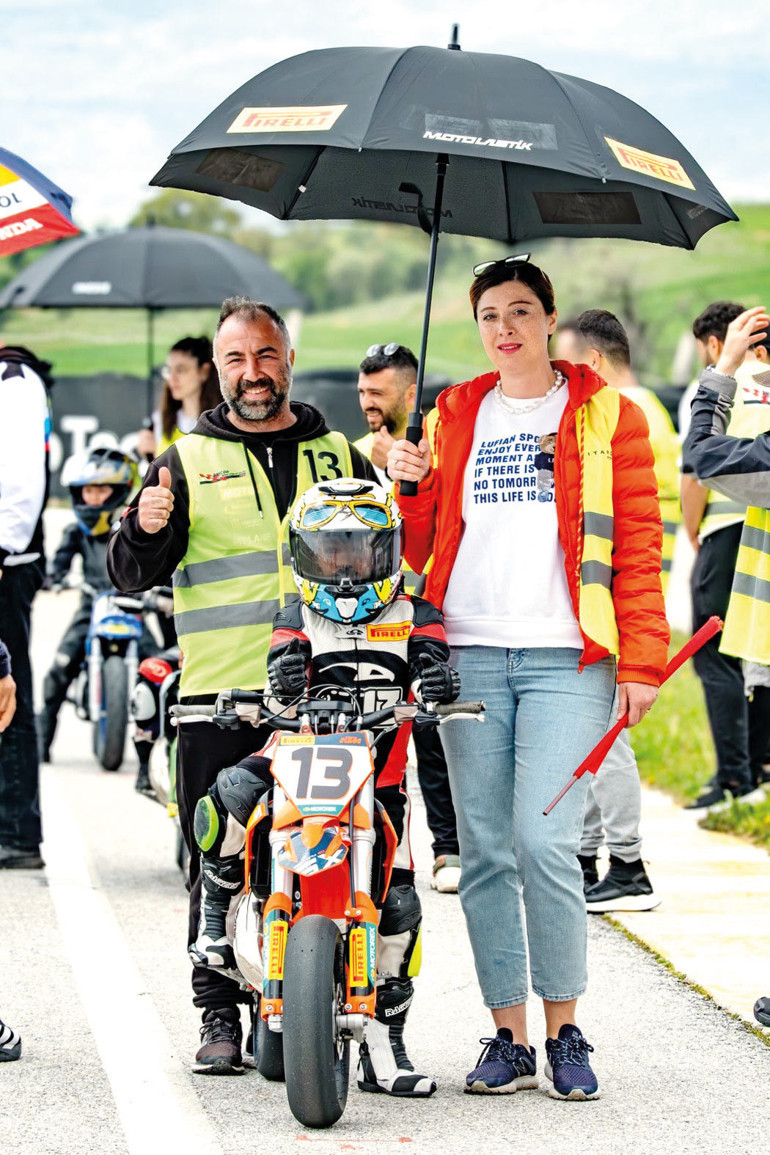 Babadan oğula şampiyonluk... 7 yaşında pistlerin tozunu atıyor