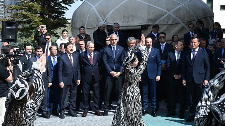 Bakan Ersoydan dijital çağ uyarısı: Dijital dünya gönüllü kültürel yozlaşmayı beraberinde getiriyor