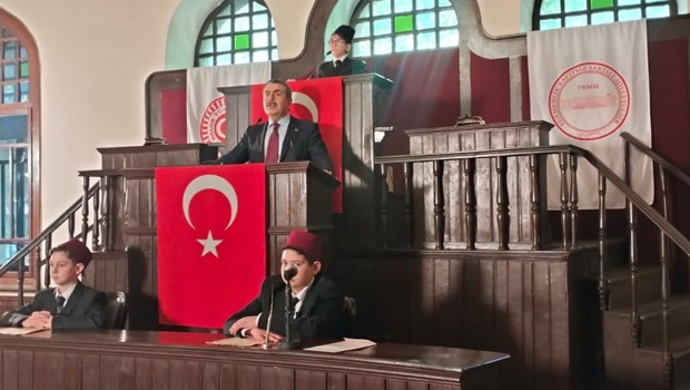 Bakan Tekin, öğrencilerle birlikte 1’inci Meclis’e yürüdü