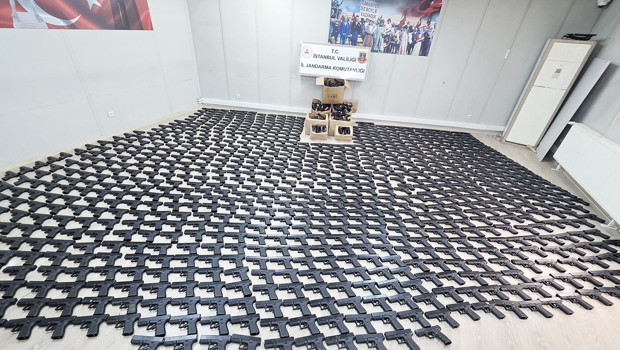 Bu silahlar kime gidiyordu… Kamyonette 1021 tabanca ele geçirildi