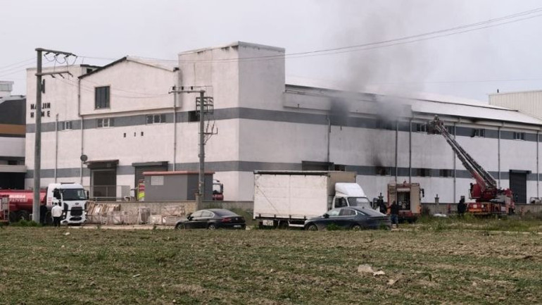 Bursada mobilya fabrikasında yangın… İş yeri yetkilisi sinir krizi geçirdi