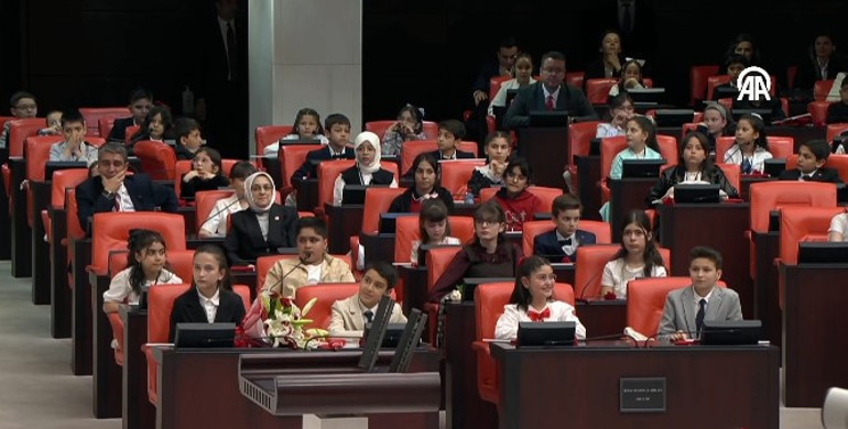 Çocuklar Meclis kürsüsünde Kahramanmaraştaki arkadaşlarını unutmadı