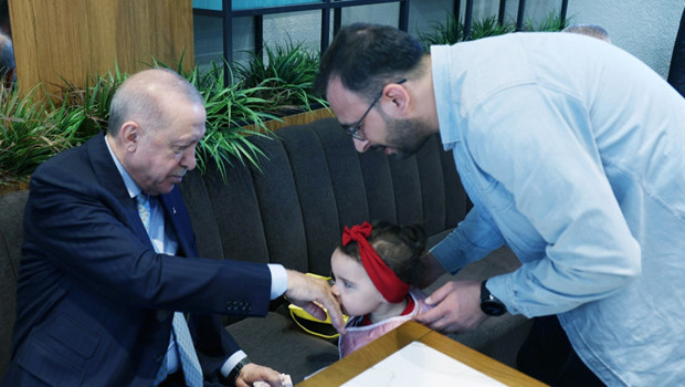 Cumhurbaşkanı Erdoğan, Beyoğlu’nda bir kafede vatandaşlarla sohbet etti