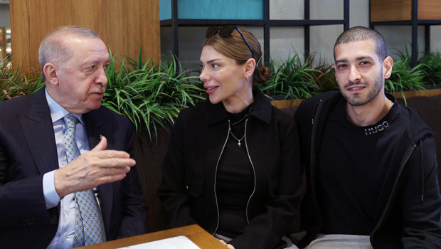 Cumhurbaşkanı Erdoğan, Beyoğlu’nda vatandaşlarla sohbet etti