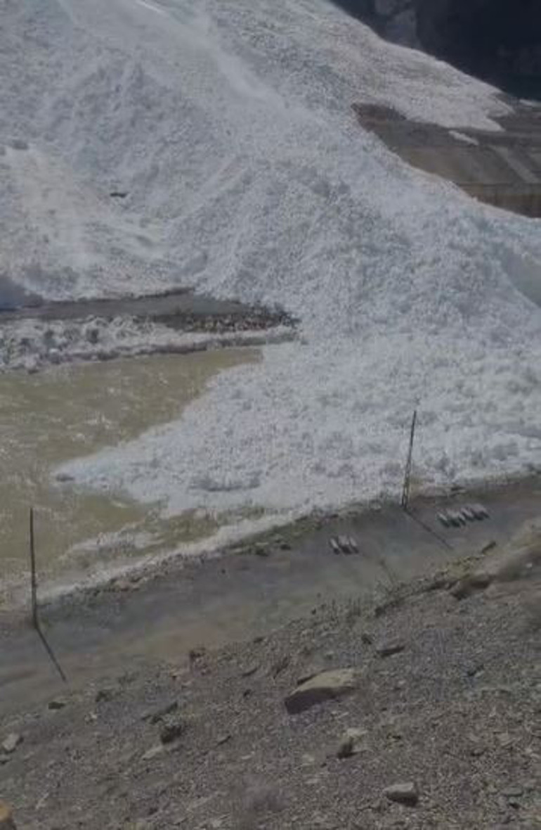 Dağdan düşen devasa kütle ile nehrin önü kesildi