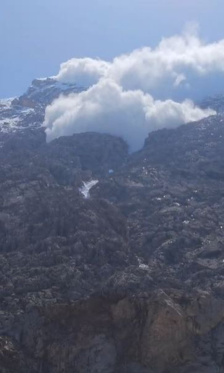 Dağdan düşen devasa kütle ile nehrin önü kesildi