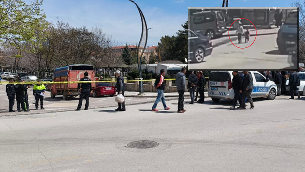 Dedesinin elini bırakıp yola fırladı! Feci kaza kameraya böyle yansıdı