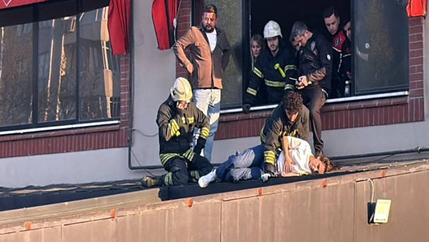 Dengesini kaybetti, kafeteryanın alt kattaki terasına düştü