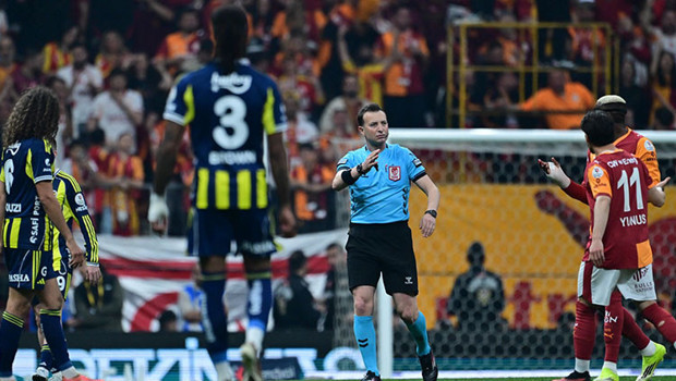 Derbide penaltı tartışması: Fenerbahçe yararlanamadı, Galatasaray isyan etti! ‘Düşürülmesinin ardından karar devam’