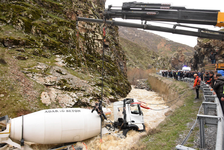 Dereye yuvarlanan beton mikserinin şoförü kayboldu