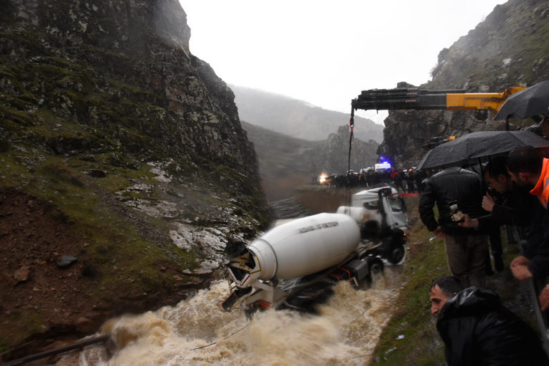 Dereye yuvarlanan beton mikserinin şoförü kayboldu
