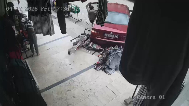 El freni çekilmeyen otomobil mağazaya girmek üzereyken durduruldu