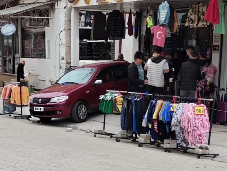 El freni çekilmeyen otomobil mağazaya girmek üzereyken durduruldu