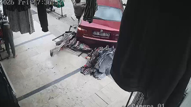 El freni çekilmeyen otomobil mağazaya girmek üzereyken durduruldu