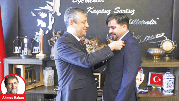 ‘Ermeni p…çi’ diyen adama rozet takmak