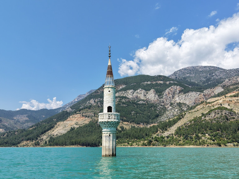 Bölgede görev yapan İmam Hatip Taner Şahin ise eski caminin sular altında kalmasına rağmen dini hayatın kesintiye uğramadığını ifade etti.