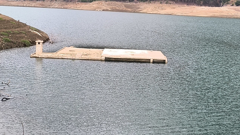 Akine Mahallesi Muhtarı Süleyman Duman, su seviyesindeki artışın eski yerleşime ait tüm izleri ortadan kaldırdığını belirtti.