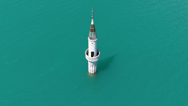 Eski mahalleden geriye sadece minare kaldı! ‘Hatıralarımız bu suların altında’