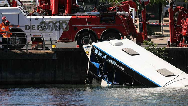Fransa’da korku dolu anlar! Yolcularıyla nehre uçtu