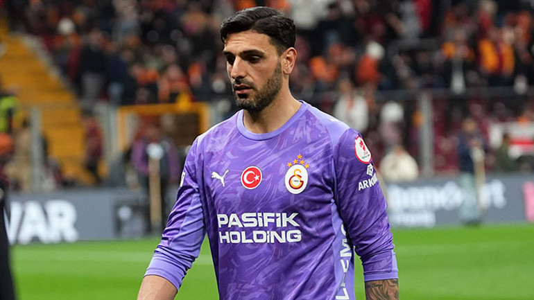 Galatasarayda 2 isme ıslıklı protesto: Okan Buruk son düdükle yanına gitti