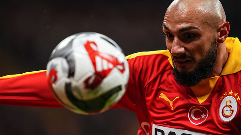 Galatasarayda 2 isme ıslıklı protesto: Okan Buruk son düdükle yanına gitti