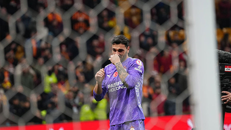 Galatasarayda 2 isme ıslıklı protesto: Okan Buruk son düdükle yanına gitti