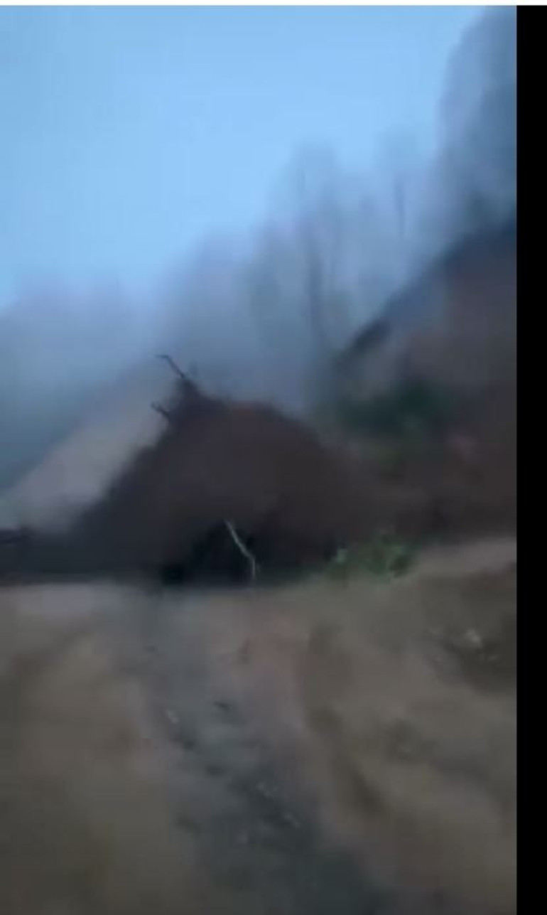 Giresunda heyelan anları kamerada Sondaj makinesi toprak altında kaldı, işçiler son anda kurtuldu