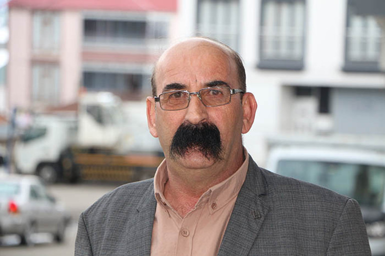 İlçe başkanı bıyıklarıyla dünyada gündem oldu: Bıyıklarımı çekemeyen, kıskanan da var