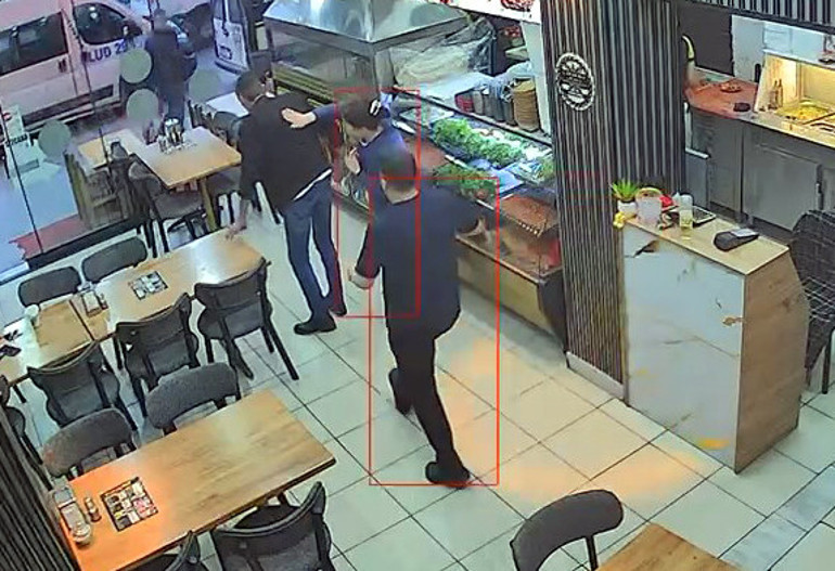 İş yeri sahibi müşterinin hayatını kurtardı: O anlar kamerada