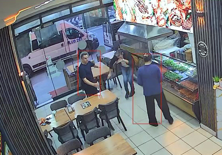 İş yeri sahibi müşterinin hayatını kurtardı: O anlar kamerada