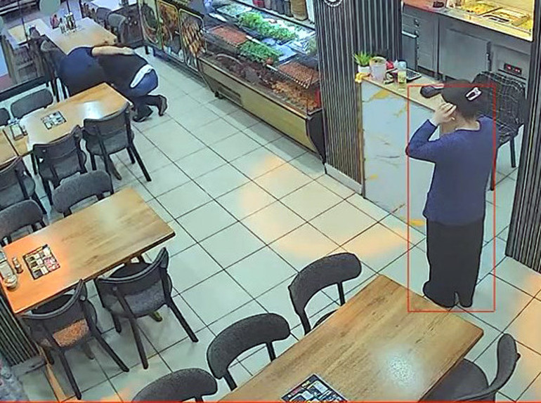 İş yeri sahibi müşterinin hayatını kurtardı: O anlar kamerada