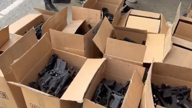 İstanbul’da durdurulan araçta 1.021 adet silah ele geçirildi